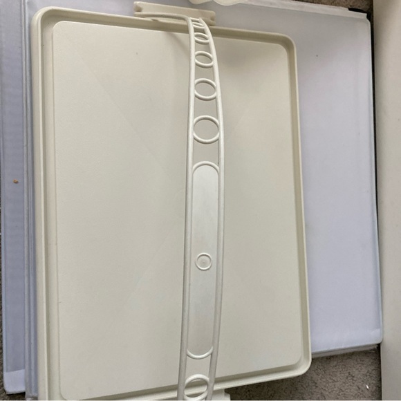 Tupperware rectangular cake carrier - Picture 2 of 4